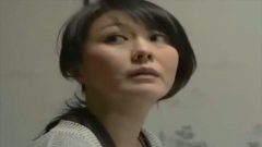 【円城ひとみ】部屋を借りて住む女性が建物の責任者と行う情熱を込めた口づけと素早い往復運動の様子が描かれる