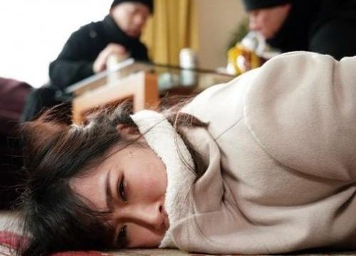知らない男たちに住まいを占拠された人妻が壁にかけられた裸の写真を見て興奮した侵入者に押し倒され中に出しをされる熟女レイプ中出し作品