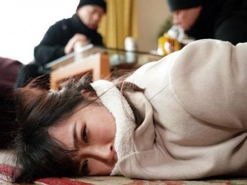 知らない男たちに住まいを占拠された人妻が壁にかけられた裸の写真を見て興奮した侵入者に押し倒され中に出しをされる熟女レイプ中出し作品