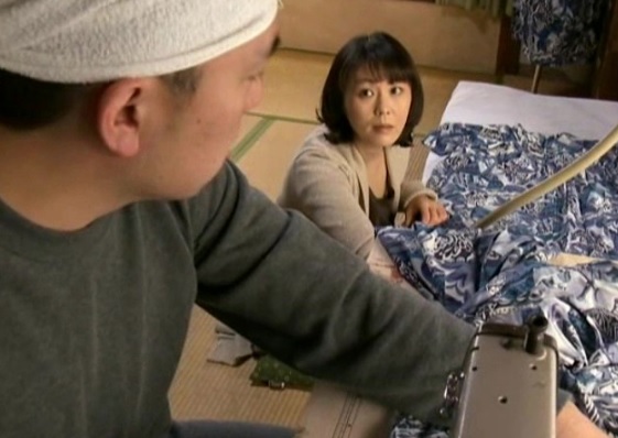 【円城ひとみ】成熟した体躯を持つ嫁の母に欲情した夫が舌で刺激を受けてから激しい体位で結びつくヘンリー塚本の名作