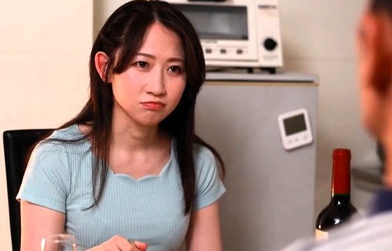 【水戸かな】夫の承諾を得て暗闇の劇場内で見知らぬ男性たちと濃密に絡み合う熟女のNTR背徳複数プレイ体験