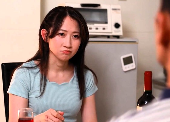 【水戸かな】夫の承諾を得て暗闇の劇場内で見知らぬ男性たちと濃密に絡み合う熟女のNTR背徳複数プレイ体験