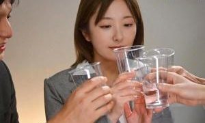【青空ひかり】パンストを身に着けたオフィスレディたちが集まる乱交の中で美脚を舌で愛撫されるグラマラスボディの敏感な反応