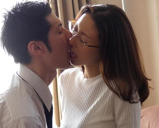 華やかなキャリアを築く夫ある女性管理職が信頼する若い部下とだけ共有する激しいオフィス内情事