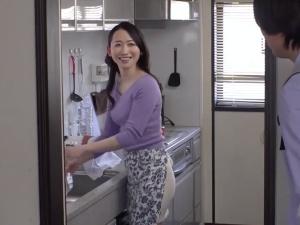 夫が仕事で不在の自宅というシチュエーションで色白スレンダー人妻が近親相姦の欲望に負け本能のままに体を許す背徳のドラマ