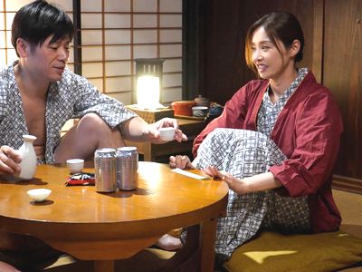 【夏目彩春】スレンダー貧乳の美女が情熱を込めた深いキスと口元を使った奉仕行為を繰り広げる夫婦の特別な休暇中での衝撃展開