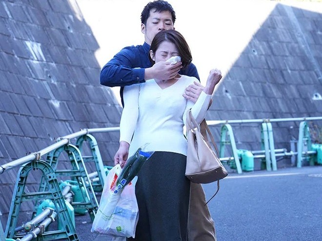 【友田真希】縄で全身を固く縛られた豊満な熟女が固定バイブレーターの激しい快楽に身をよじりM女として覚醒する様子